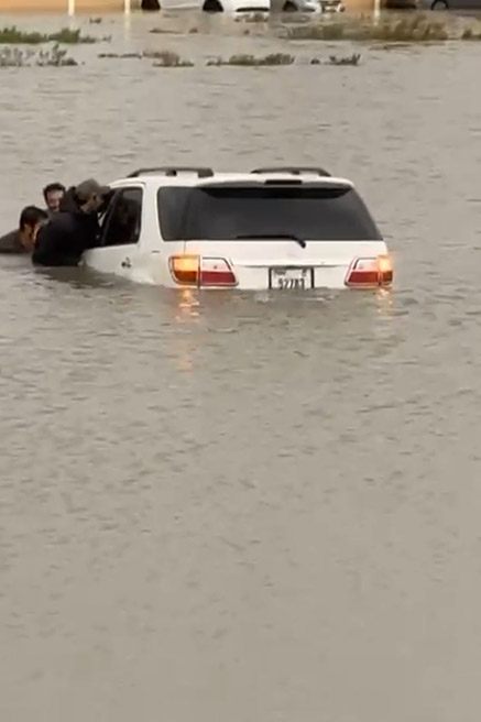 أبطال في السباحة يوظفون مهاراتهم لإنقاذ الناس والسيارات العالقة بمياه الأمطار