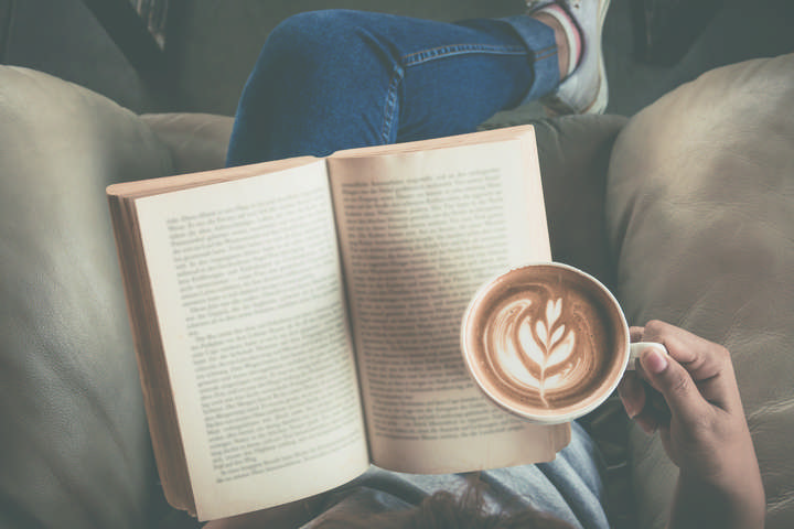 اقرئي كتاباً جديداً لكاتبك المفضل مع فنجان من القهوة