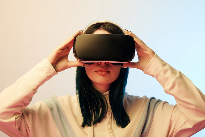 ما أسباب انجذاب الشباب لأجهزة الواقع الافتراضي (VR) ؟