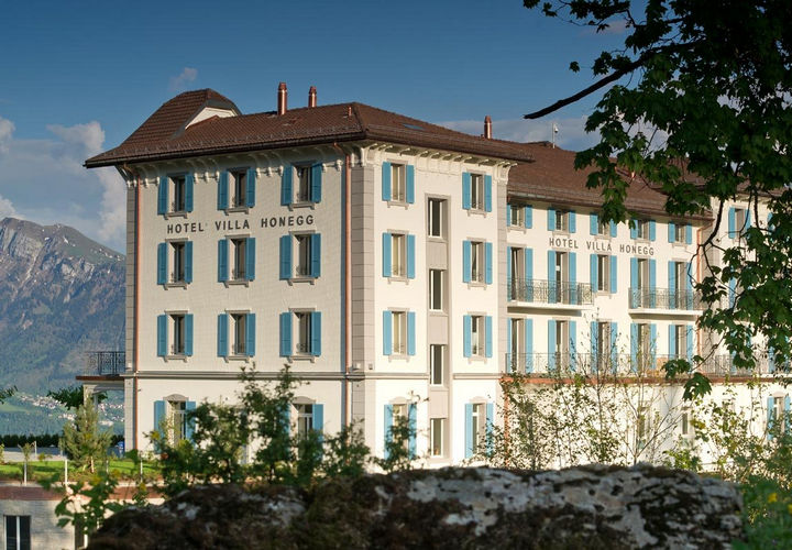 بالصور جولة داخل فندق «فيلا هونيغ» في سويسرا