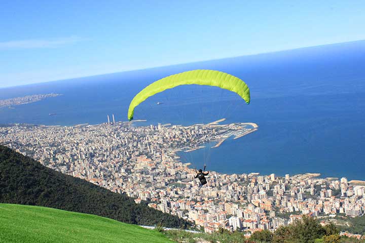 هل جربت رياضة الطيران الشراعي فوق جبال لبنان؟ إليك التفاصيل