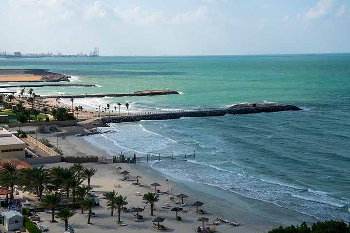 شواطئ الإمارات.. ملاذ للباحثين عن الشمس  والمتعة والترفيه في فصل الصيف