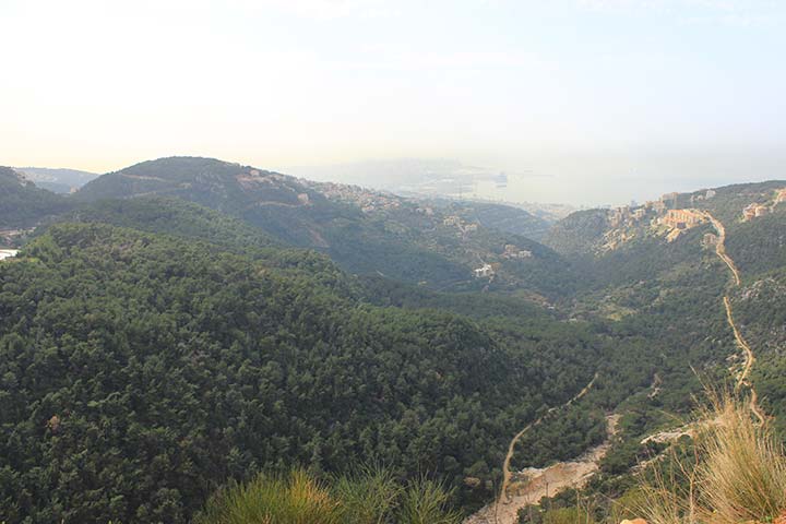 "قرنة شهوان" و"عين عار" في جبل لبنان.. بلدتان تعاينان أمواج المتوسط وثلوج صنين