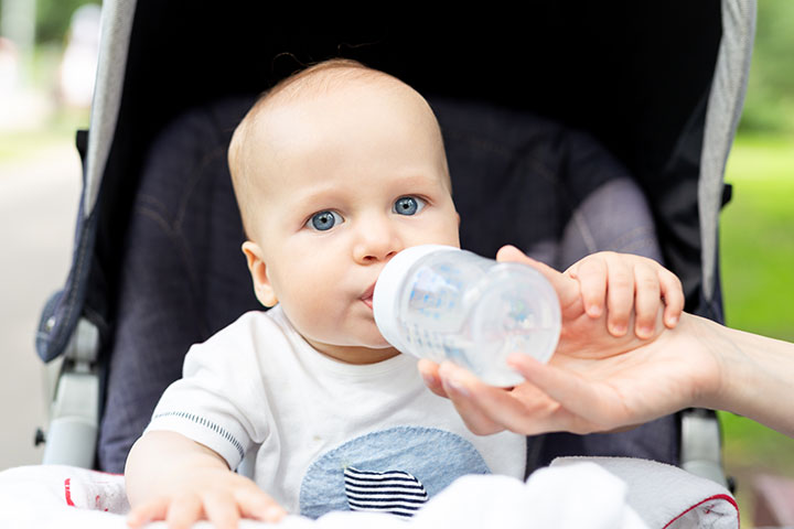 متى يمكن لطفلك الرضيع أن يشرب الماء للمرة الأولى؟