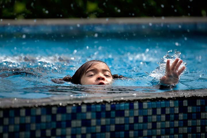 تحذير من مدربة سباحة أمريكية: ملابس السباحة الزرقاء للأطفال.. قاتلة