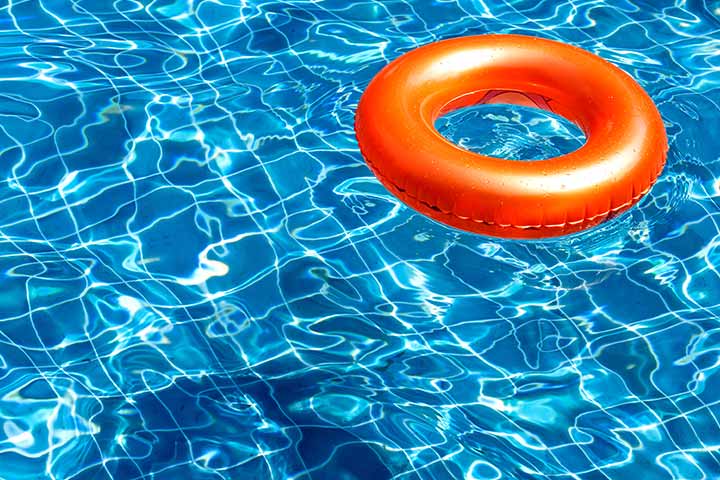 تحذير من مدربة سباحة أمريكية: ملابس السباحة الزرقاء للأطفال.. قاتلة