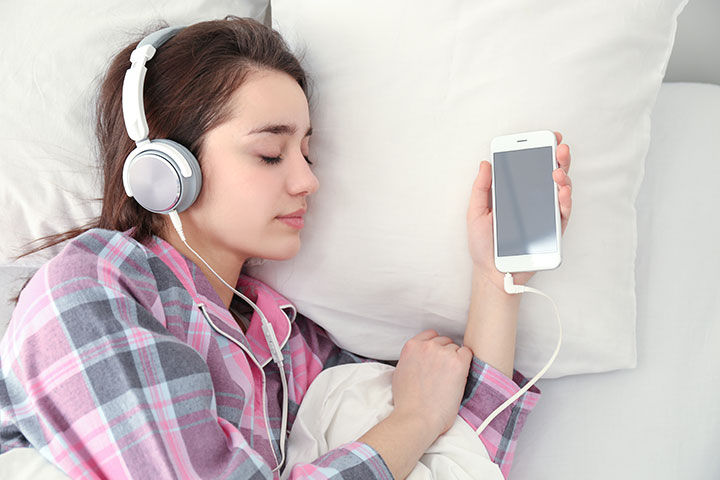 هل يمكن النوم بأمان مع سماعات الرأس أو سماعات الأذن؟