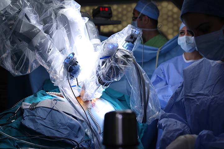 الجراحة الروبوتية لمرضى سرطان الثدي.. دقة متناهية بأقل الندوب