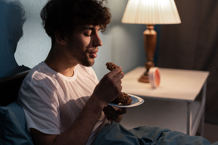 كيف تمنع نفسك عن الأكل في وقت متأخر من الليل؟.. إليك نصائح الخبراء