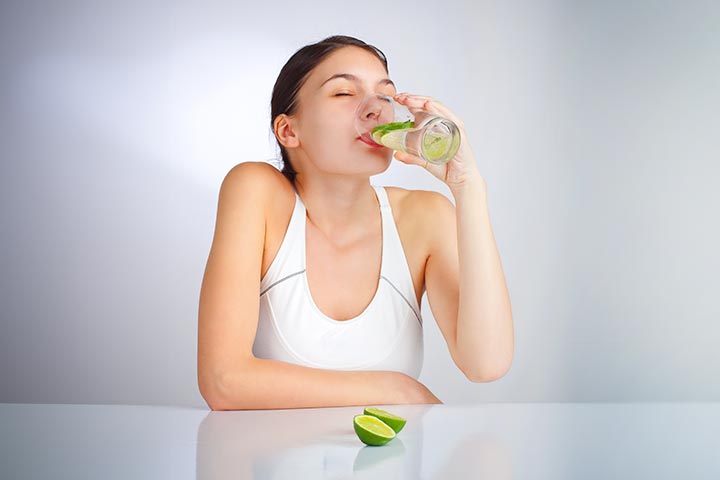 هل شرب الماء بالليمون يساعد فعلاً على إنقاص الوزن؟ ما رأي أخصائيي التغذية؟