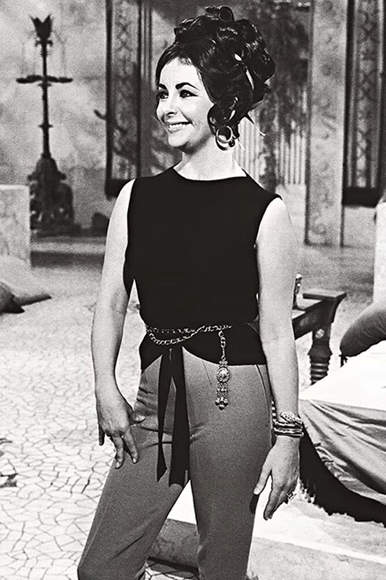 اليزابيث تايلور في عام 1962 وهي تضع سوار بولغاري