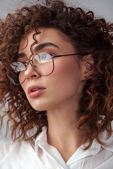 نصائح تطبيق مكياج العيون مع النظارة الطبية لإطلالة مثالية خالية من الأخطاء