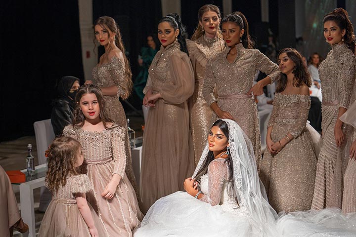 عرض أزياء المصممة السعودية «هلا العيطة» يخطف الأنظار في جدة