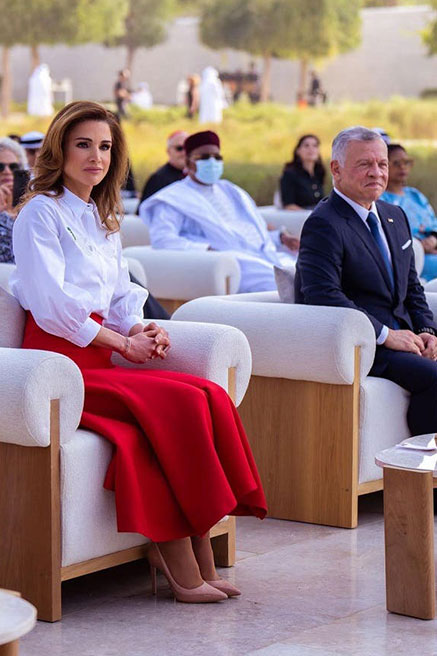 الملكة رانيا ترتدي تنورة و قميص من تصميم سليم عزام