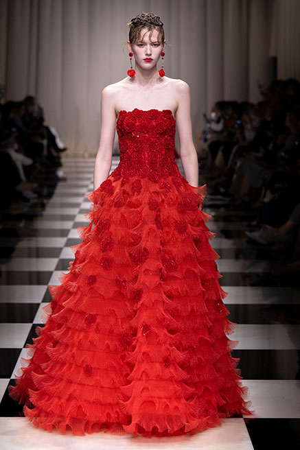 الورود الحمراء تميمة عرض "جورجيو ارماني بريفيه" في أسبوع باريس للأزياء الراقية