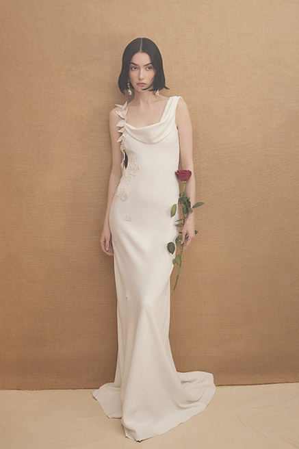 فستانك الأبيض البسيط كيف تحوّلينه إلى فستان زفاف أنيق؟