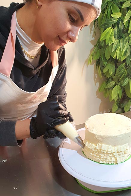 الشيف راندا طه: الكيكة متعددة الأدوار أهم ركائز حفلات الأعراس