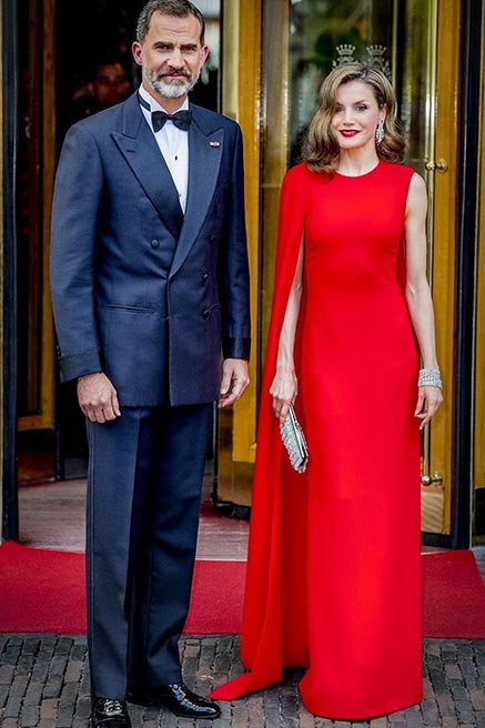 مع زوجها الملك فيليب السادس بفستان من توقيع دار Stella McCartney