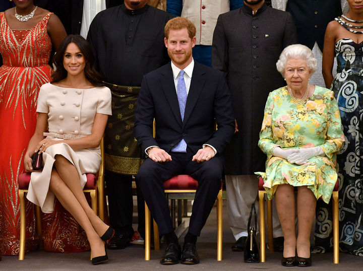 الملكة  إليزابيث مع الأمير هاري وميجان ماركل