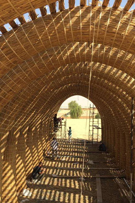 عراقية تبني مضيفاً سومرياً في صحراء دبي