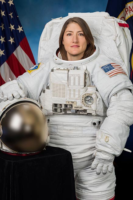بعد 328 يوماً في الفضاء.. كريستينا كوتش أول امرأة في مدار القمر