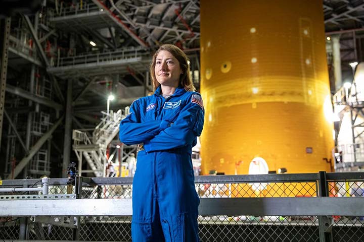 بعد 328 يوماً في الفضاء.. كريستينا كوتش أول امرأة في مدار القمر