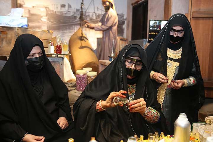 صناعة العطور العربية التقليدية.. ورشة في متحف عجمان للحفاظ على التراث الإماراتي