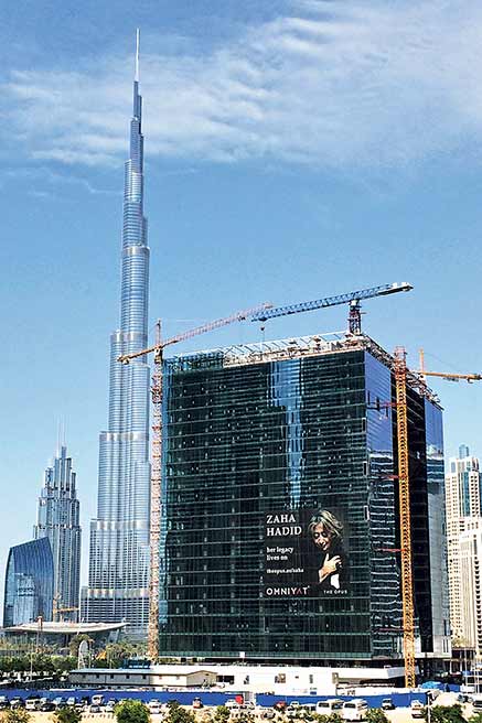 برج "ذا أوبوس" في دبي يتشح بصورة المعمارية زها حديد بعد رحيلها.. وهي مصممة البرج