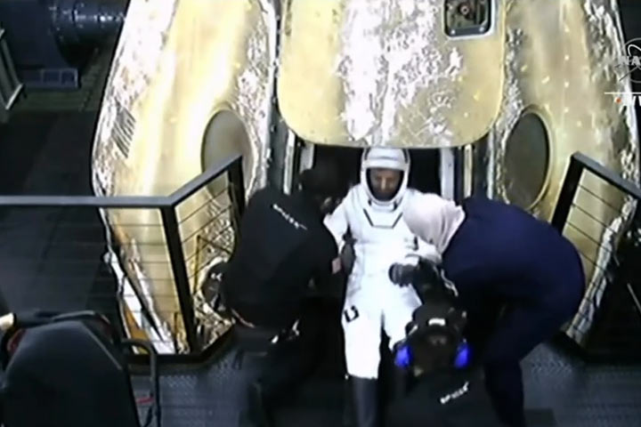د. حنان أثناء استقبالها لسلطان النيادي عند عودته من الفضاء