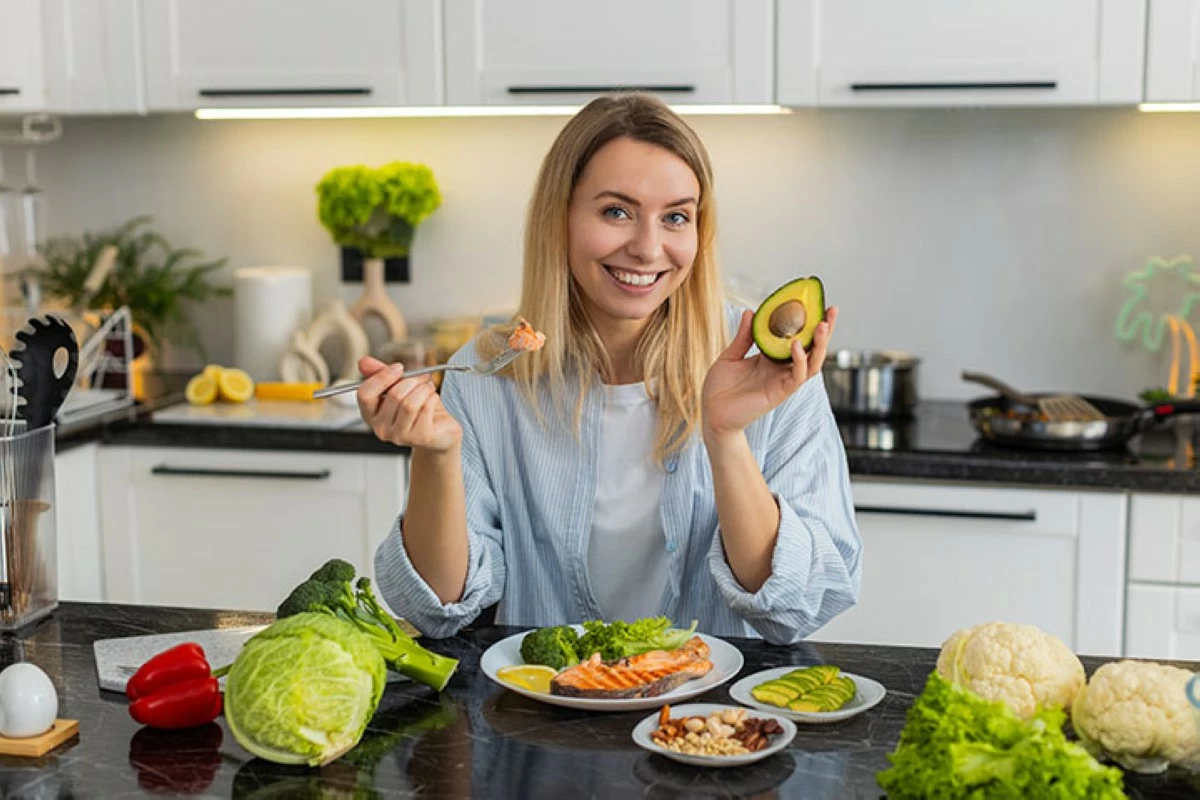 سر البشرة الشابة ليس في الكريمات فقط. بل في ما تأكلينه يومياً. اختياراتك الغذائية تصنع الفرق مجلة كل الأسرة نضارة البشرة البشرة محاربة التجاعيد تغذية صحية الأوميغا3 صحة الجلد جمال بشرة تغذية تجاعيد اقرأ المقال الآن 